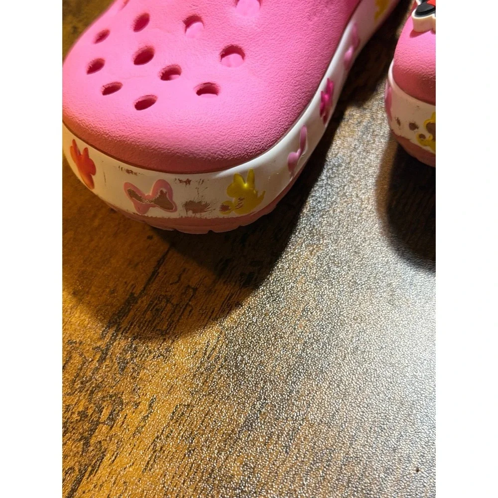 Little girl Disney Minnie Mouse and Daisy Duck light up crocs size 6.